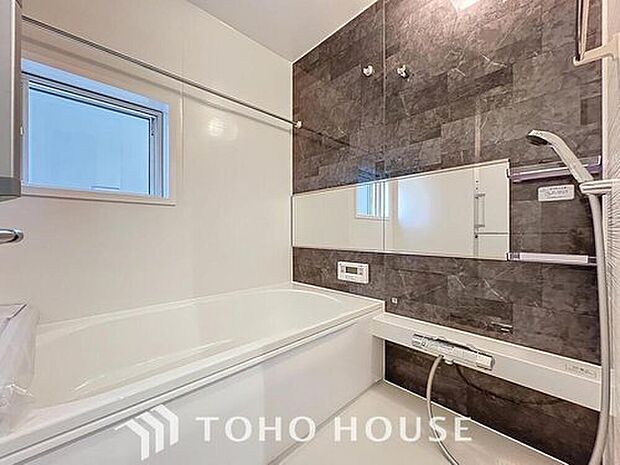 【浴室】癒しの空間バスルームです。天気に左右されずに洗濯物を乾かせる、浴室乾燥機＆オートバス機能付きです。