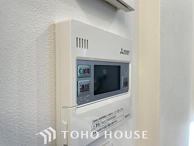 【オートバス】お風呂場と台所に操作リモコンがあり、キッチン近くにある給湯リモコンは、お料理の最中でもリビングで寛いでいるなかでもボタン一つで簡単に沸かせて便利ですね。