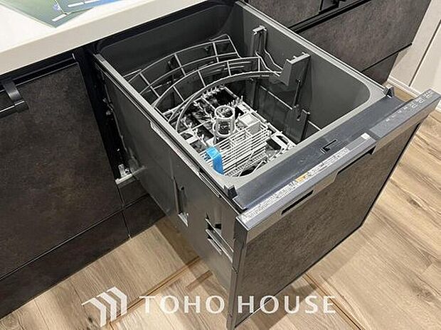 【ビルトインタイプ食器洗浄機】通常の手洗いでは使用出来ないほど高温のお湯や高圧水流を使うことにより汚れを効果的に落とすことができる。殺菌効果が非常に高く哺乳瓶などを使う家庭で需要が高く大変便利。
