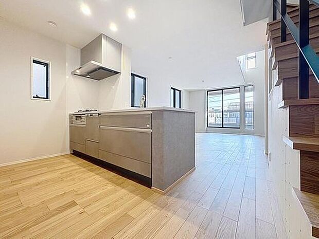 【キッチン】効率よくお料理ができるコンロ・収納を完備したシステムキッチン。確かな機能性を実感頂けます。