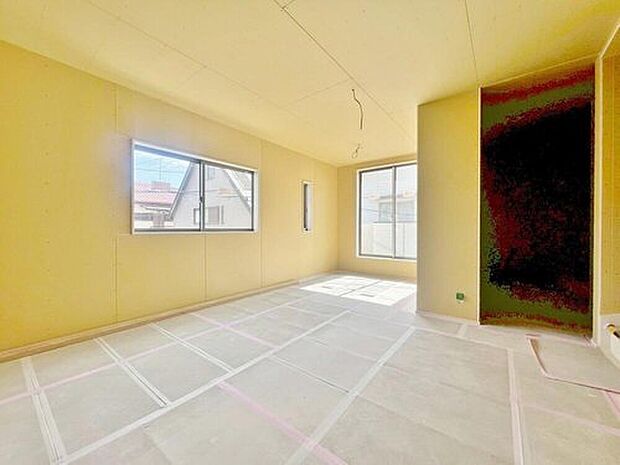 【リビング】団欒の場であるリビングには採光窓を多く取り入れていますので、暖かな陽光と心地よい風が贅沢に降り注ぎます。