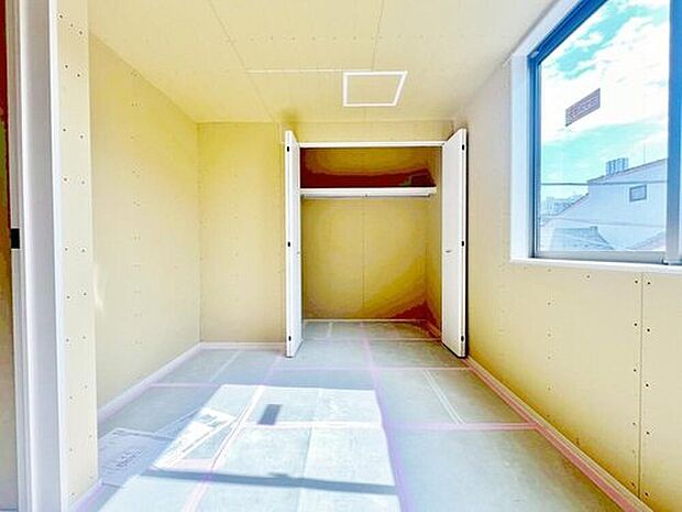 【リビング以外の居室】主寝室は十分な広さに加えて、快適に目覚められるよう、大きな採光窓を設けました。