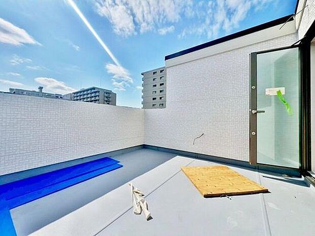 【バルコニー】広々としたルーフバルコニー！洗濯物を干すスペースが広いのはもちろん、お子様とレジャー遊び、ペットとの憩いの時間、様々な用途でお使いいただけます♪