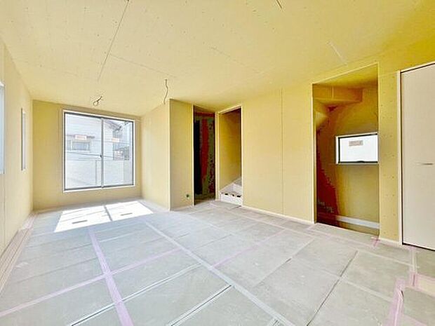 【リビング】団欒の場であるリビングには、暖かな陽光が贅沢に降り注ぎます。かけがえのない一時を、明るい癒しの空間でお過ごし下さい。