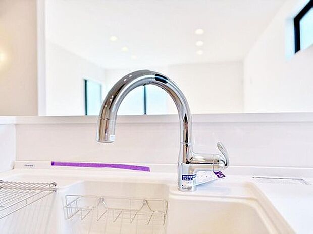 【浄水器一体型水栓】クリアな水が毎日使え、見た目にもスマートな浄水器一体型。お米を炊いたりする際には浄水機能をつかうこともできて、人気の商品です。