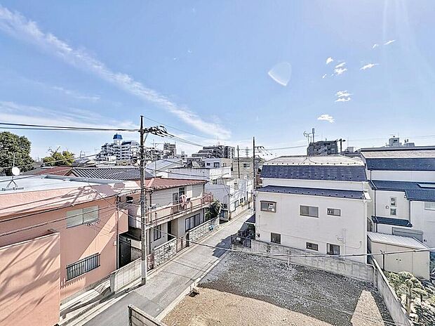 【住戸からの眺望写真】穏やかな街並みを一望しながら、爽やかな風と柔らかく降り注ぐ陽光を感じて頂けます。心地良い開放感が暮らしにゆとりと充足感をもたらします。