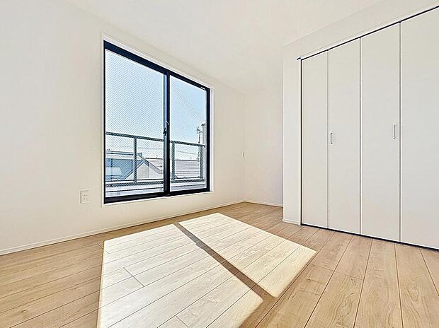 【リビング以外の居室】主寝室は十分な広さに加えて、快適に目覚められるよう、大きな採光窓を設けました。