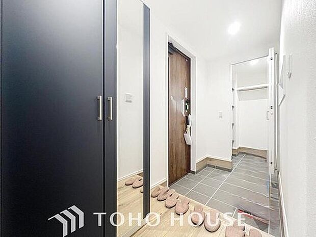 【玄関】清潔印象の玄関です。スペースを無駄なく活用し、使いやすいシューズボックスを設置しております。