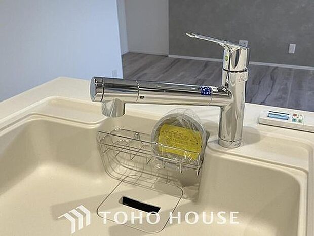 【浄水器一体型水栓】クリアな水が毎日使え、見た目にもスマートな浄水器一体型。お米を炊いたりする際には浄水機能をつかうこともできて、人気の商品です。