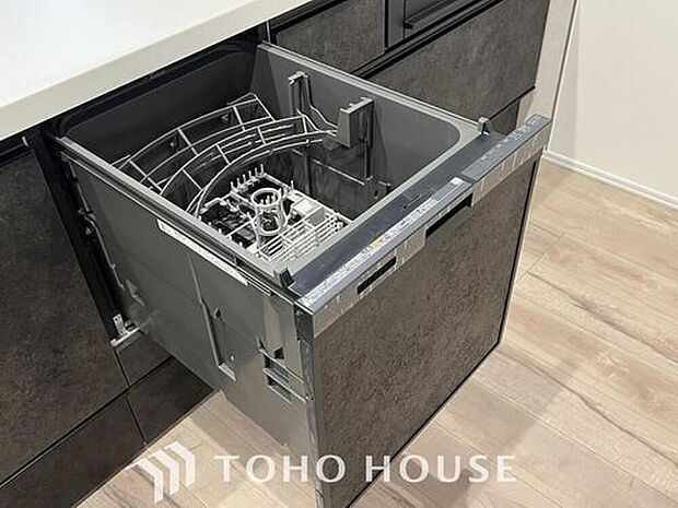 【ビルトインタイプ食器洗浄機】通常の手洗いでは使用出来ないほど高温のお湯や高圧水流を使うことにより汚れを効果的に落とすことができる。殺菌効果が非常に高く哺乳瓶などを使う家庭で需要が高く大変便利。