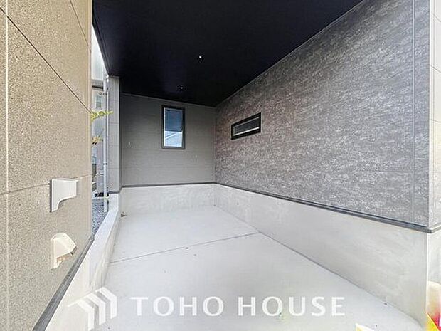 【駐車場】共用の駐車場です。きちんと整理されており、マナーと管理の良さが感じられます。空き状況等の詳細はお気軽にお問い合わせください。