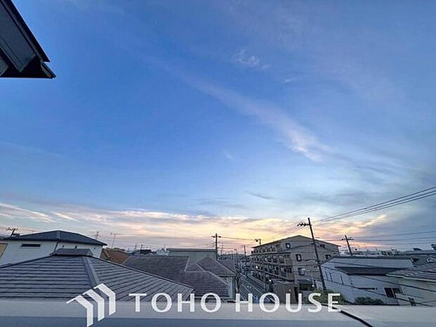 【住戸からの眺望写真】穏やかな街並みを一望しながら、爽やかな風と柔らかく降り注ぐ陽光を感じて頂けます。心地良い開放感が暮らしにゆとりと充足感をもたらします。