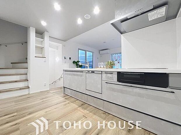 【キッチン】効率よくお料理ができるコンロ・収納を完備したシステムキッチン。確かな機能性を実感頂けます。