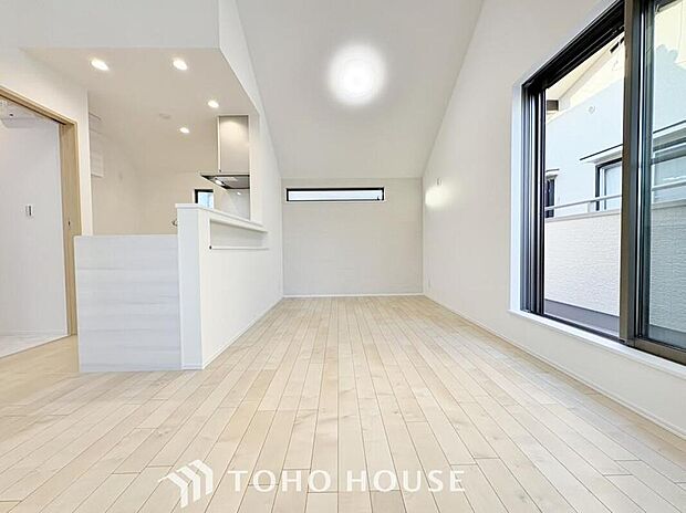 【リビング】【自分らしい家造りを楽しめる】
落ち着いたカラーコーディネートの室内。インテリアやファブリックで、オーナー様好みのテイストデザインを取り入れて頂けます。