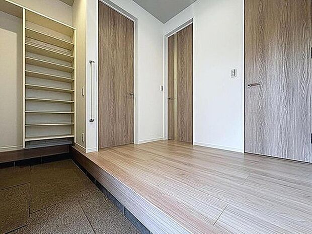 【土間収納を備えた玄関】広々とした玄関には拘りました。毎日、みんなを見送り、そして迎え入れる場所だから。帰りたくなる家をテーマに設計した、自慢の玄関です。