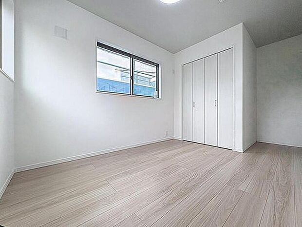 【リビング以外の居室】【各居室にクローゼットを完備！】
シンプルな内装は、時が経ちニーズが変わっても、フレキシブルに活用頂けます。
