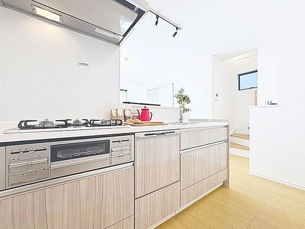 【キッチン】キッチンスペースは、ゆとりの広さを確保!開放的な対面式キッチンなので、ご家族との会話を楽しうことはもちろん、お子様を見守りながら家事時間を進められます♪