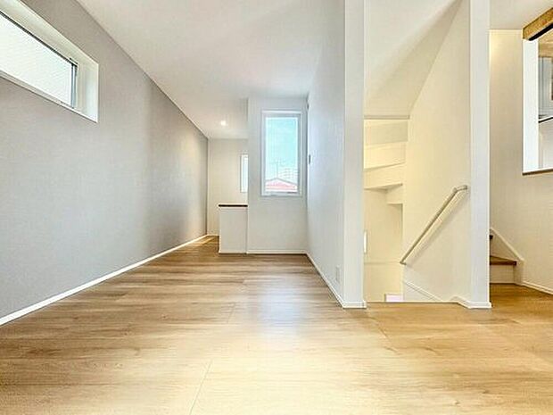 【2階リビングダイニング】２階LDKのメリットは、団欒空間のプライバシーが守られることです！コミュニケーションに欠かせないリビング階段も、室内の雰囲気をおしゃれに演出します。