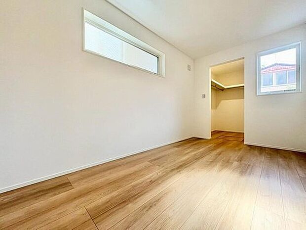 【スッキリ収納の居室】大きなクローゼットには季節ものの洋服などを収納できるので、お部屋はすっきり広々と使うことができます。