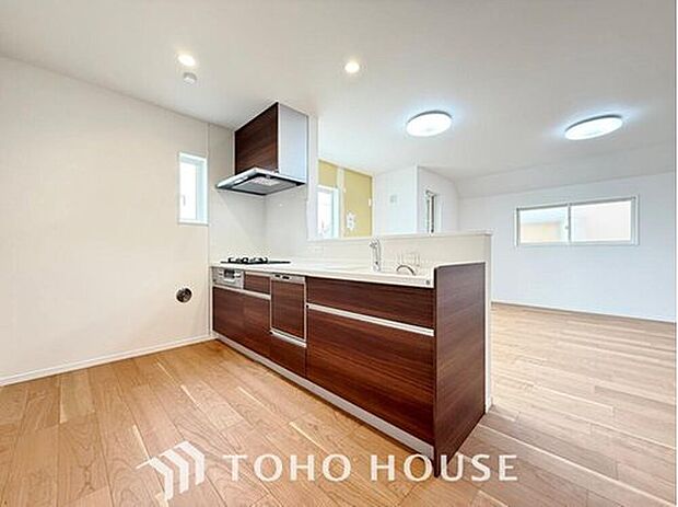 【キッチン】キッチンスペースは、ゆとりの広さを確保!開放的な対面式キッチンなので、ご家族との会話を楽しうことはもちろん、お子様を見守りながら家事時間を進められます♪