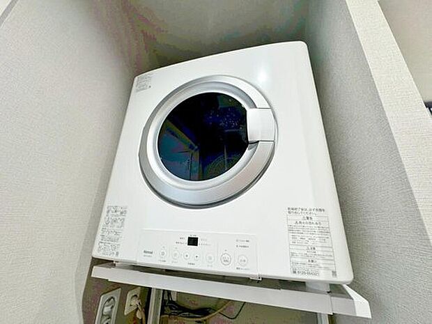 【衣類乾燥機】衣類乾燥機は、外干ししなくて済むならお天気だけでなく花粉・大気汚染も気にせずに済みますし、高温で乾燥させるのでダニも死滅させることができ、死骸はフィルターで濾過されるというありがたい一面も。