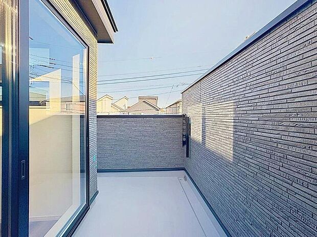 【バルコニー】都市型生活をより快適にコーディネートするかのように、周りの情景とマッチしたバルコニー。住まうご家族の心地よさを最優先したバルコニーでは様々な時間を楽しめます。