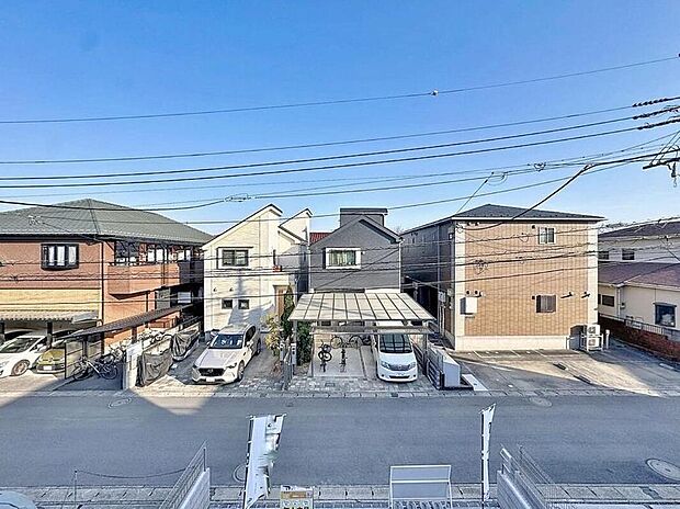 【住戸からの眺望写真】【穏やかな街並みの眺望】
穏やかな街並みを一望しながら、爽やかな風と柔らかく降り注ぐ陽光を感じて頂けます。心地良い開放感が暮らしにゆとりと充足感をもたらします。