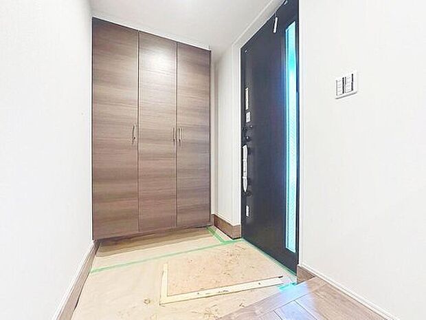 【玄関】家の中でお客様を迎える最初の場所である玄関！豊富な玄関収納で、常に綺麗に保つことが出来ます♪