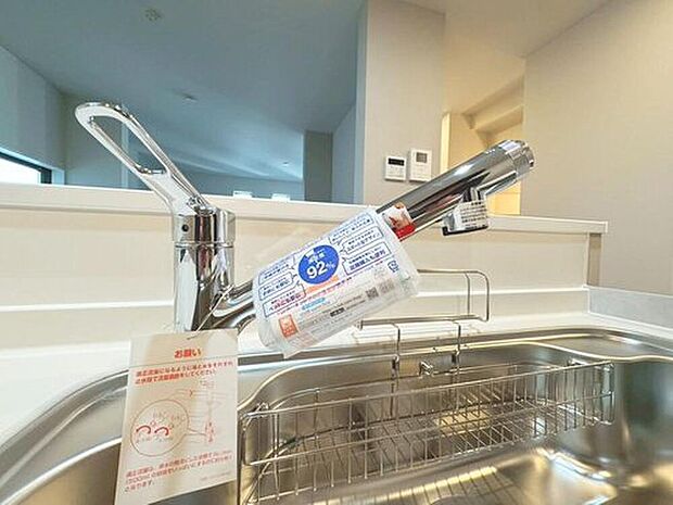 【浄水器一体型水栓】クリアな水が毎日使え、見た目にもスマートな浄水器一体型。お米を炊いたりする際には浄水機能をつかうこともできて、人気の商品です。
