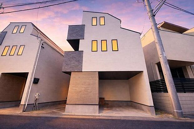 【現地外観写真】19帖超えのLDK、豊富な収納、生活を彩る設備など、プラスワンのポイントが詰まった邸宅です♪♪