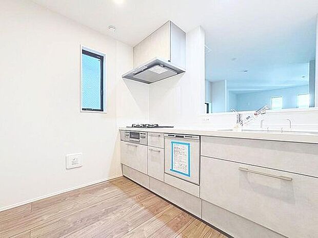 【キッチン】効率よくお料理ができる３口コンロ・食洗機・出し入れしやすいスライド収納を完備したシステムキッチン。確かな機能性を実感頂けます。