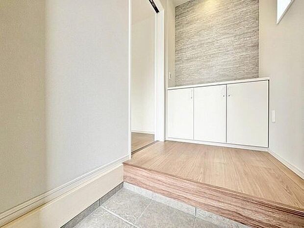 【玄関】「ただいま」・「おかえり」。新居で交わす家族同士の何気ないやり取りがただ何となく嬉しいんです。自分のお家を手に入れた事の喜びが感じられるお客様からの素敵なエピソードです。