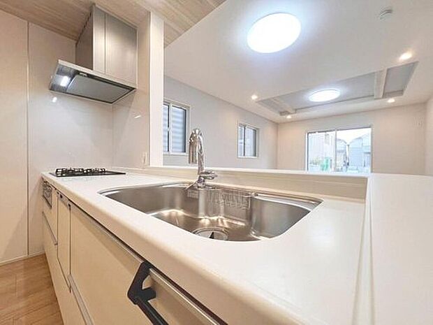 【家事時短の叶うキッチン◎】効率よくお料理ができる３口コンロ・食洗機・出し入れしやすいスライド収納を完備したシステムキッチン。確かな機能性を実感頂けます。