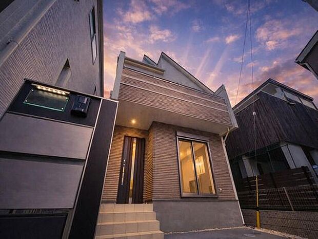 【現地外観写真】【～2階建て4LDK～】
20帖超えのLDK、豊富な収納、生活を彩る設備など、プラスワンのポイントが詰まった邸宅です♪♪