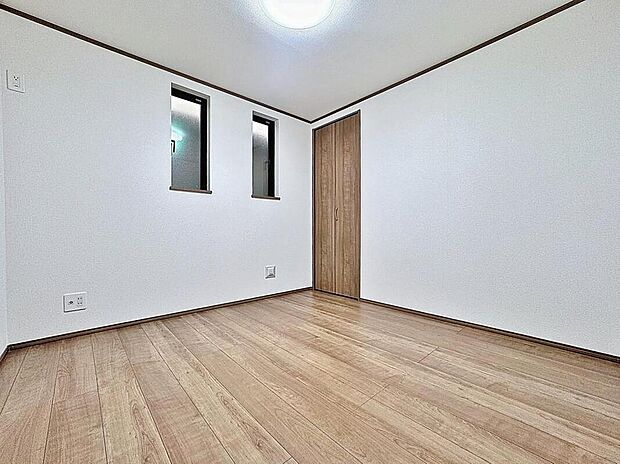 【リビング以外の居室】ほっと一息つけるような、安心して寛げる雰囲気の空間です♪シンプルな内装は、時が経ちニーズが変わっても、フレキシブルに活用頂けます。