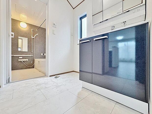 【洗面台・洗面所】落ち着いた空間を演出するカラーと、ゆったり落ち着いてお使い頂ける広さが魅力のパウダールーム。居室からも独立しており、プライベート空間を保ちます。