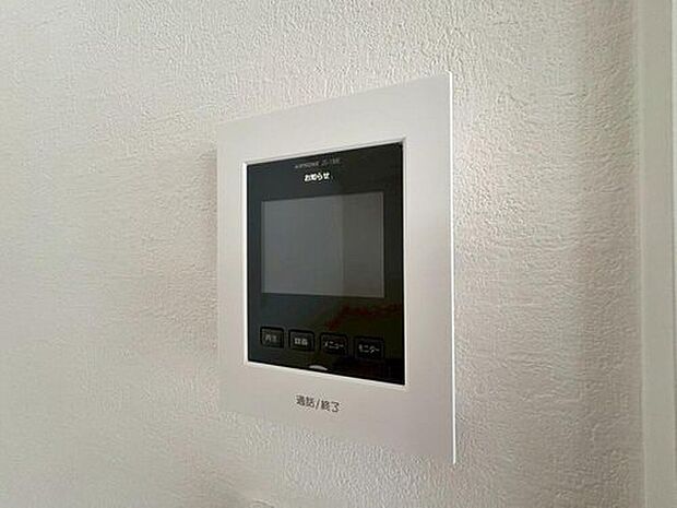 【TVモニター付きインターホン】「見える安心」をカタチにしました。誰が来てもわかる様にモニター付きインターホンを設置。家事導線を考慮した個所に設置し、防犯性と利便性に優れ快適と安らぎを合わせた優しい設計。