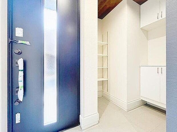 【玄関】人を迎え入れる最初の場所だからこそ、清潔感があり纏まった空間にして頂ける様にゆとりあるシューズボックスを設置しました。おでかけの時も帰宅の時も、すっきりとした玄関は気持ちが良いものです。