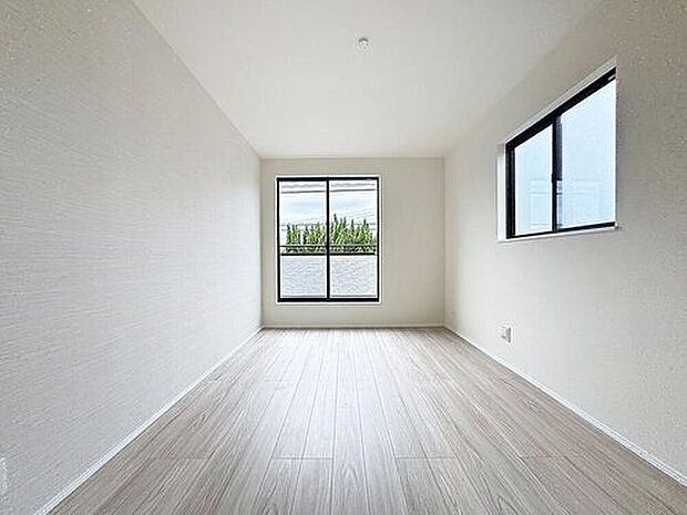 【リビング以外の居室】【二面採光・通風良好◎】
居室に窓が2ヶ所あるので、明るさの確保と、風の通り道ができることで換気のしやすいお家になっています。