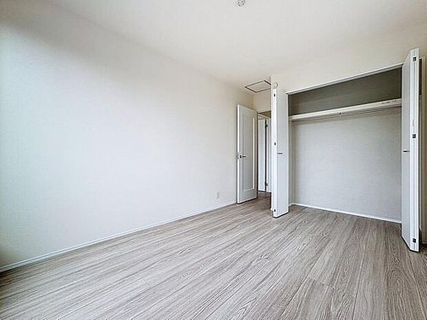 【収納】【居室】
心と体をゆったりと安らげる主寝室。寝室のゆとりが大きい分だけ、暮らしの安らぎは深まります。