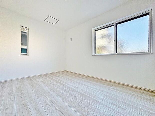 【リビング以外の居室】【明るい居室】
温もりある自然光を感じていただける居室です。飽きのこないナチュラルなデザインの空間は、色褪せることのない心地良さを作ります。