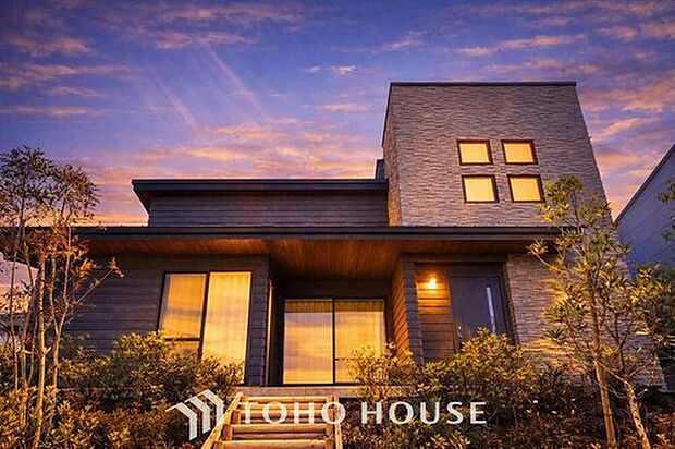 【現地外観写真】「生活を豊かに彩る設備。ゆとりの4LDK」存在感のあるスタイリッシュな外観の2階建て4LDK。室内デザインや設備にもこだわりのつまった邸宅です。