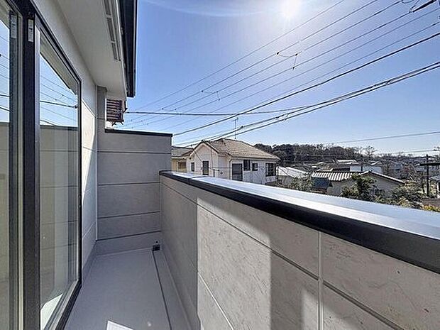 【バルコニー】頬をなでる優しい風を感じることが出来るバルコニー。つい深呼吸をしたくなる気持ちの良い眺望はこのお部屋の自慢です。