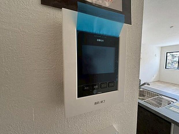 【 モニター付きインターホン】「見える安心」をカタチにしました。誰が来てもわかる様にモニター付きインターホンを設置。家事導線を考慮した個所に設置し、防犯性と利便性に優れ快適と安らぎを合わせた優しい設計。