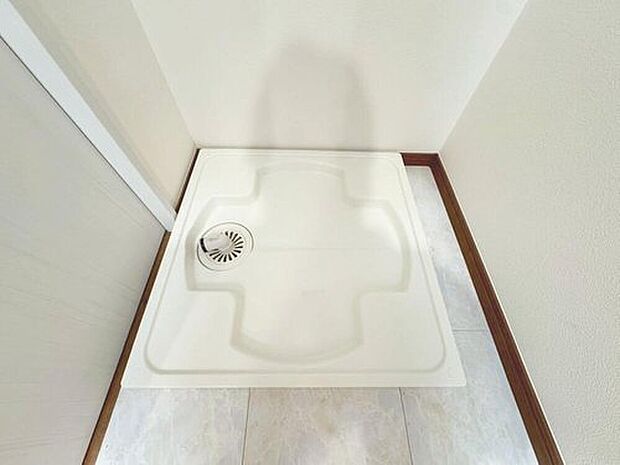【洗濯機置き場】もしもの水漏れから床を守る防水パンを設置。