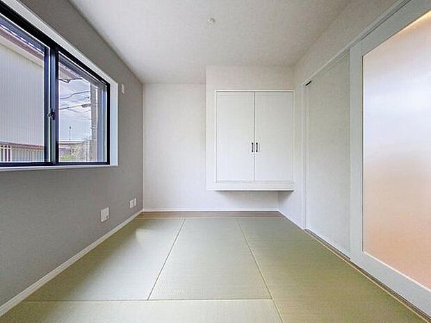 【和室】家事の合間の休憩や、お子様とのごろ寝にも。ライフスタイルに合わせて自由に使える、万能な和のスペースです。