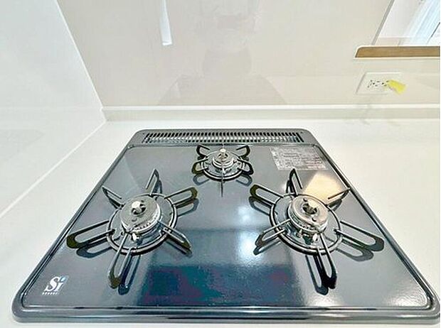 【「三口コンロ」】見た目に美しく使いやすさにも優れ、吹きこぼれ等のお掃除も簡単。3口コンロで忙しくても同時に調理ができるので便利ですね。