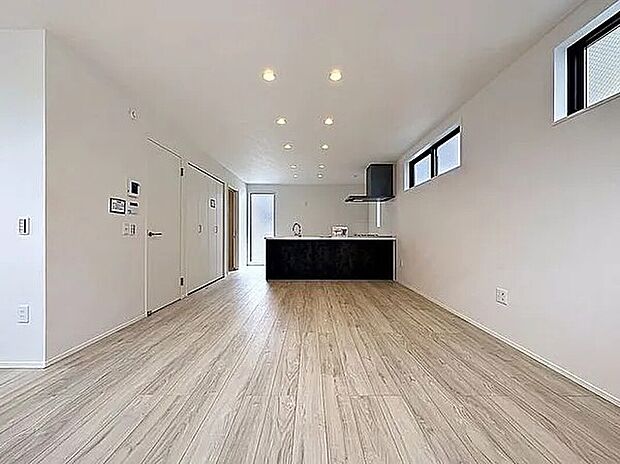 【リビング/ダイニング】「団欒の場」忙しい朝でも、しっかり家族が揃って食事をして頂けるゆとりある大きさのダイニングスペース。手料理をテーブルで囲む素敵な時間を存分に愉しんで下さい。