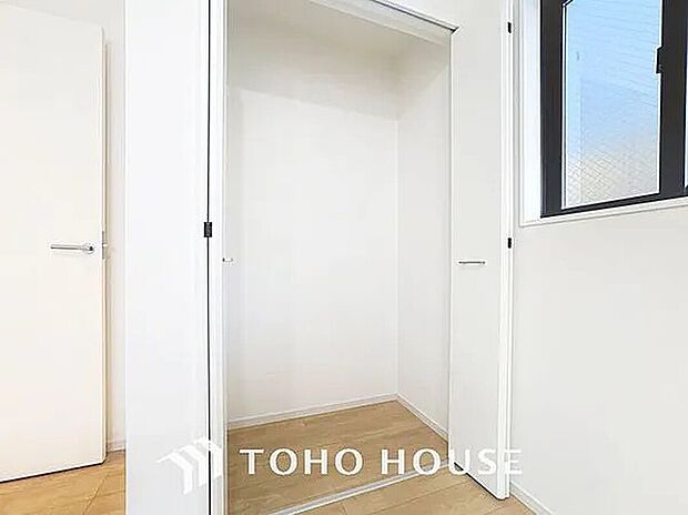 【収納】使い勝手の良い収納を豊富に設置しております。居住スペースを充分に確保することができる為、ゆとりある室内で、ゆっくりとご寛ぎいただけます。