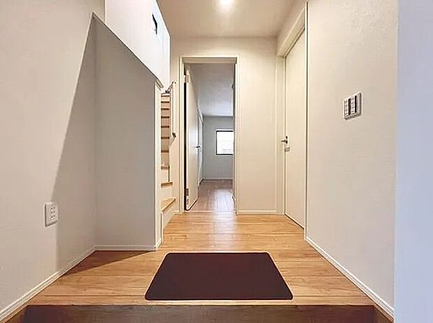 【玄関】家の中でお客様を迎える最初の場所である玄関。豊富な玄関収納で、常に綺麗に保つことが出来ます。